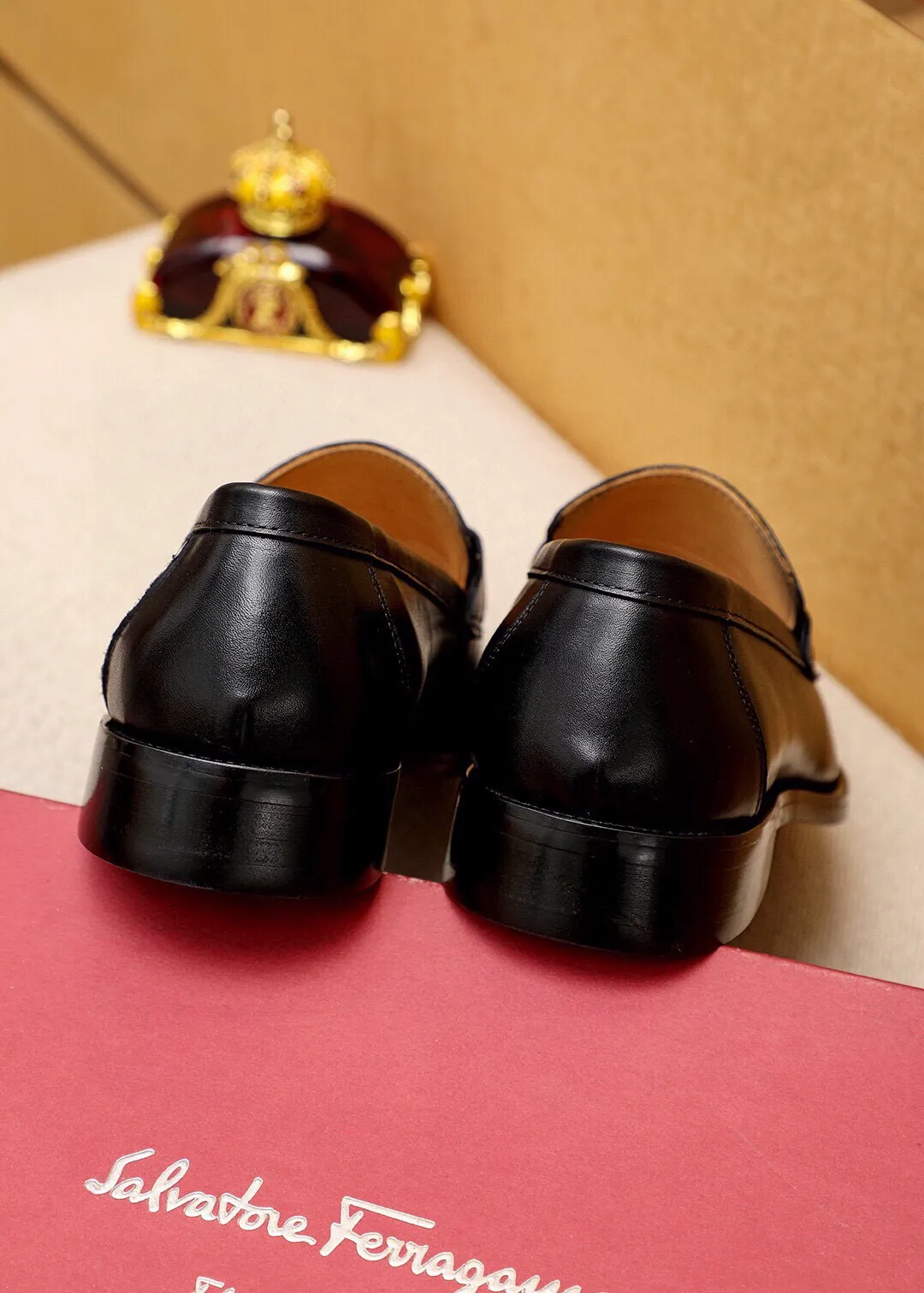 Men's shoes 💰460 💐 Product trademark: Ferragamo "Ferragamo" casual leather shoes Regular size: 38-44 (45.46.47🉑️Customized) Product materials: Selected imported first-layer calfskin embossed upper + luxury hardware buckle, imported water-dyed cow leather lining. Strong three-dimensional visual effect, original outsole color: 2 colors available